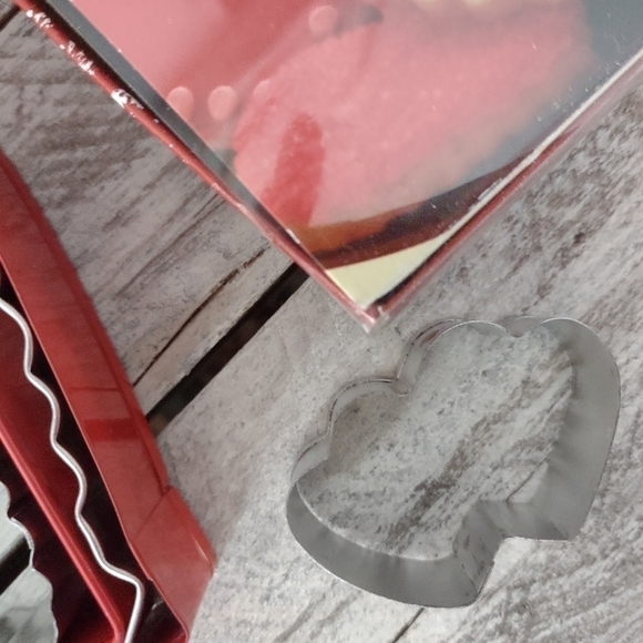wilton 6 piece Valentine Heart Cookie Cutter Set - Picture 5 of 5